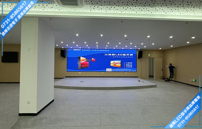 長(zhǎng)沙寧鄉(xiāng)縣某中學(xué)報(bào)告大廳LED顯示屏