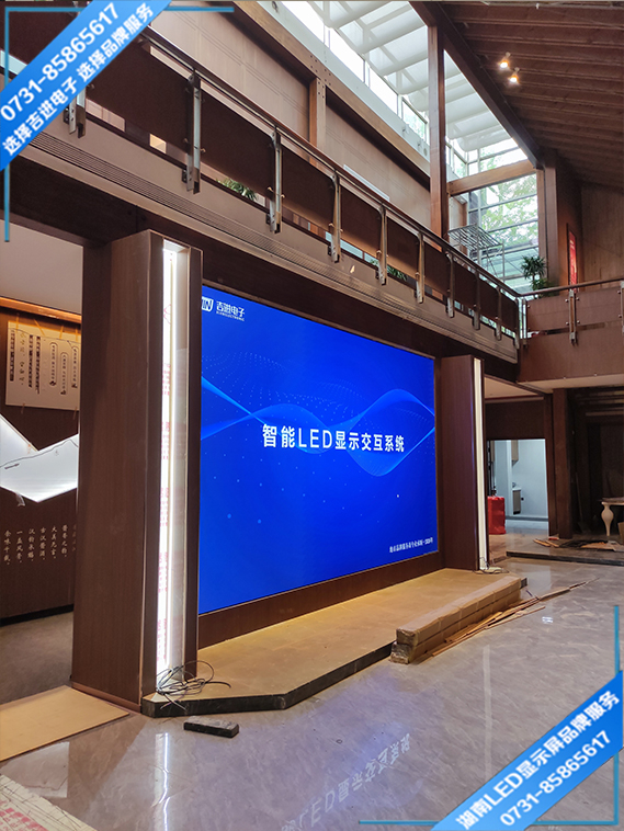 長沙岳麓區(qū)桐梓坡路萬象城商場服裝店LED顯示屏